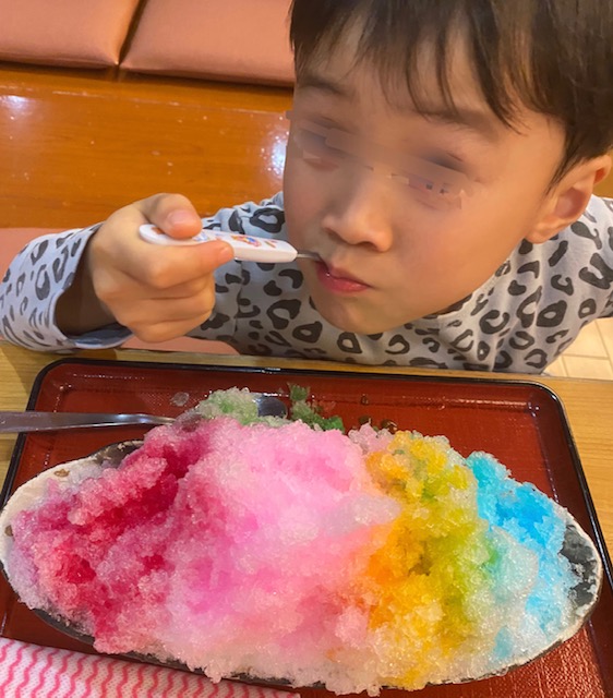 特製かき氷を食べる息子